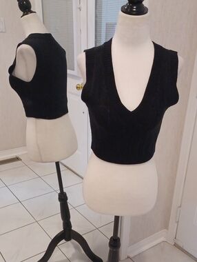 4/$60 Black Cable-Knit V-Neck Sleeveless Sweater Vest - Size XS